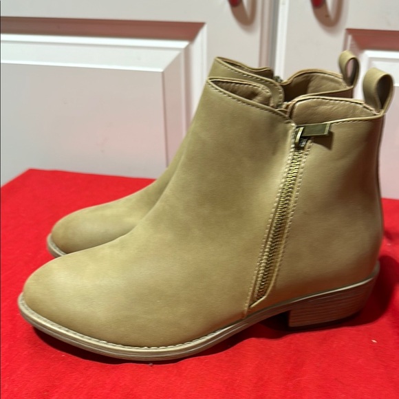Jeossy Tan Ankle Boots & Booties with Side Zipper - Picture 3 of 9